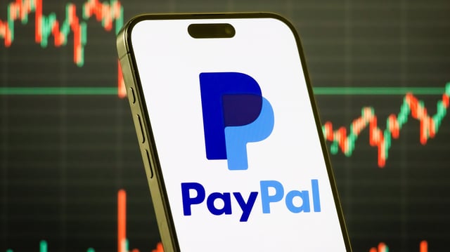 Smartphone mit PayPal Logo.