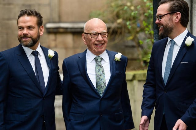 Rupert Murdoch (au centre), entouré de ses fils Lachlan (à gauche) et James (à droite), arrive à l’église St Bride de Fleet Street, dans le centre de Londres, le 5 mars 2016, pour assister à une cérémonie de célébration au lendemain de son mariage avec l’ancien mannequin américain Jerry Hall.