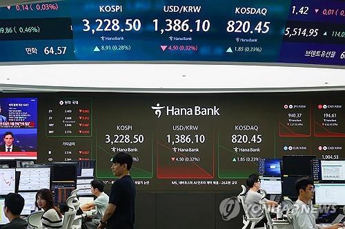 Officials work at a dealing room of Hana Bank in Seoul on Sept. 9, 2025. (Yonhap)