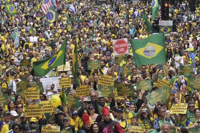Supporters of former President Jair Bolsonaro protest his Supreme Court trial for allegedly leading a coup plot to keep him in office after his 2022 election defeat, in Sao Paulo, Sunday, Sept. 7, 2025. (AP Photo/Andre Penner)
