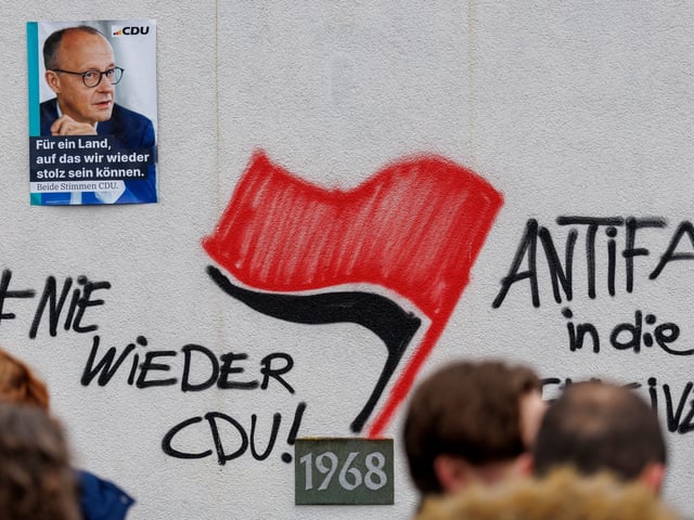 An die Schützenhalle in Menden haben Unbekannte in der Nacht vor dem Wahlkampfauftritt von Kanzlerkandidat Friedrich Merz (CDU) Schriftzüge an eine Wand gesprüht.  Eine laut einem Beschluss des Landgerichts Arnsberg unrechtmäßige Hausdurchsuchung bei einer jungen SPD-Politikerin wegen Anti-Merz-Graffitis sorgt im Sauerland für Wirbel. (zu dpa: «Durchsuchung bei junger SPD-Politikerin rechtswidrig»)