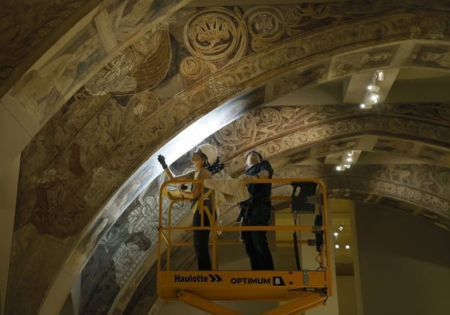 Restauradores evalúan el estado de las pinturas murales de Sijena en el espacio museístico catalán