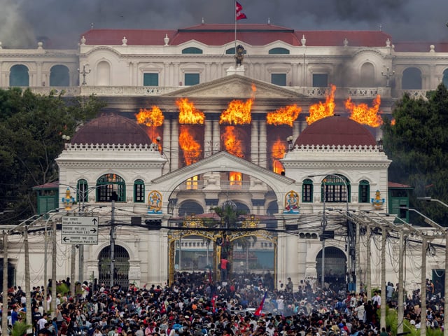 Kathmandu (Nepal), 09/09/2025.- Fire and smoke rise from the Singha Durbar palace, which houses government and parliament buildings, after protesters stormed the premises during violent demonstrations in Kathmandu, Nepal, 09 September 2025. At least 19 people were killed and dozens injured on 08 September during demonstrations against corruption and a government social media ban. (Protestas) EFE/EPA/NARENDRA SHRESTHA