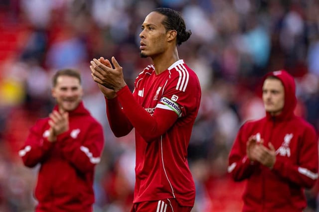 LIVERPOOL, ENGLAND - Sunday, August 31, 2025: Liverpool's captain Virgil van Dijk applauds the supporters after the FA Premier League match between Liverpool FC and Arsenal FC at Anfield. Liverpool won 1-0. (Photo by David Rawcliffe/Propaganda)