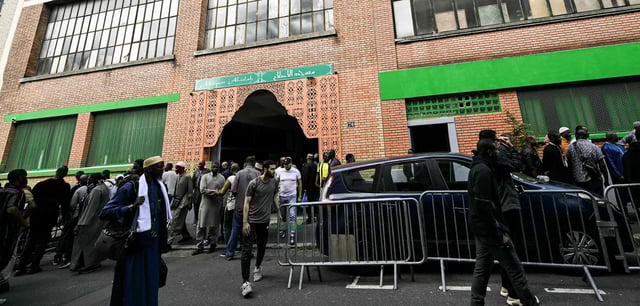 Muslime vor einer Moschee am Rande von Paris