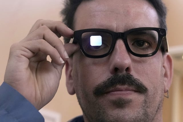Un prototipo de los anteojos con Android XR que mostraron en el Google I/O 2025; en la montura tiene integrados micrófonos, parlantes y una cámara, y agregar una pantalla al cristal para interactuar con la inteligencia artificial Gemini