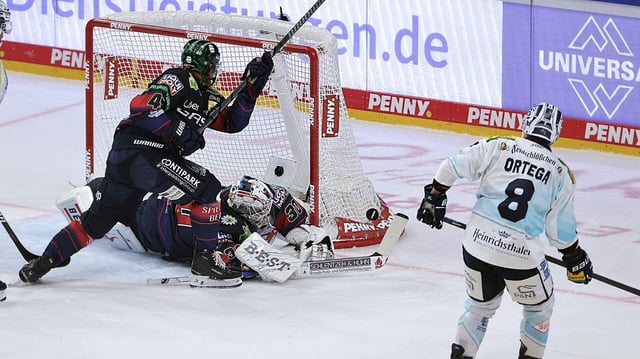 Torwart Jake Hildebrand hält gegen Austin Ortega