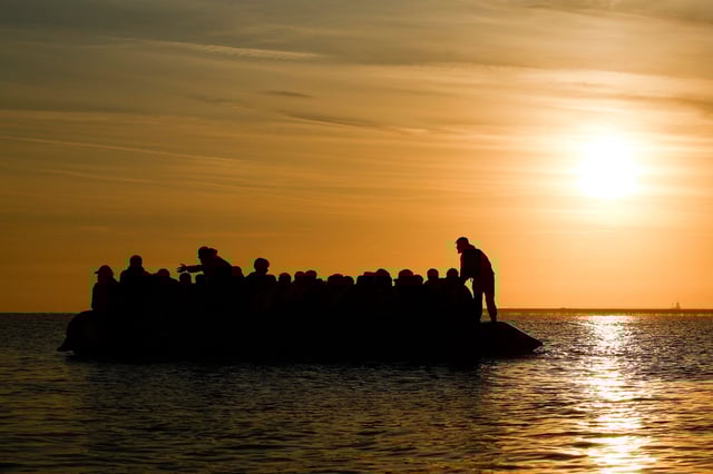 Des migrants montent à bord d’un canot pneumatique pour traverser la Manche, à Gravelines, dans le nord de la France, en juillet dernier. Le préfet du Pas-de-Calais a annoncé mercredi 10 septembre 2025 la mort de trois migrants lors d’une tentative de traversée clandestine de la Manche.