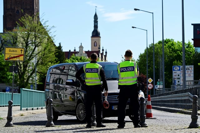Ermittler haben einen mutmaßlichen Organisator illegaler Schleuserfahrten mit Wohnmobilen gefasst. Der 40-Jährige soll gemeinsam mit Mittätern mindestens 87 Flüchtlinge in Campern aus Kroatien nach Deutschland und Italien gebracht haben.