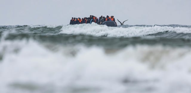 Des migrants au large de Neufchatel-Hardelot (nord de la France) tentent de traverser la Manche le 13 août 2025