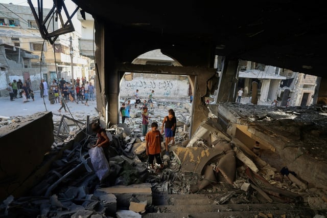 Des Palestiniens inspectent les dégâts à la suite d’une frappe israélienne contre une mosquée à Deir el-Balah, dans le centre de la bande de Gaza, le 10 septembre 2025