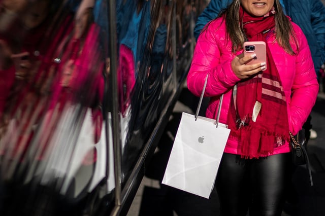 A woman carries a shopping bag along 5th Avenue during the holiday season in New York City, U.S., December 9, 2022. REUTERS/Eduardo Munoz/File Photo