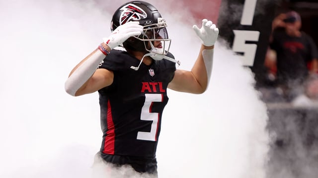 Sep 7, 2025; Atlanta, Georgia, USA; Atlanta Falcons wide receiver Drake London (5) runs onto the field before the game against the Tampa Bay Buccaneers at Mercedes-Benz Stadium. Mandatory Credit: Brett Davis-Imagn Images