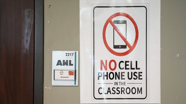 No cellphone use in classroom sign