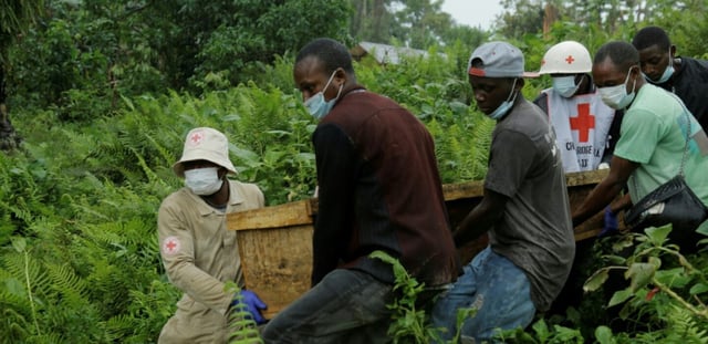 Un cercueil transporté par des bénévoles de la Croix-Rouge dans l'est de la République démocratique du Congo, après une attaque contre le village de Ntoyo, le 10 septembre 2025