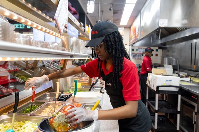Kyla Jeffries prepares a spicy chopped salad at Portillo’s on Sept. 24, 2024, in Chicago's River North neighborhood. (Brian Cassella/Chicago Tribune)