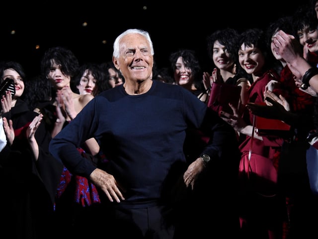 MILAN (Italy), 04/09/2025.- (FILE) - Italian designer Giorgio Armani (C) poses with models at the end of the presentation of his Fall/Winter 2015/16 Women's collection for his label Emporio Armani during the Milan Fashion Week, in Milan, Italy, 27 February 2015 (reissued 04 September 2025). Armani has died at the age 91, his company confirmed on 04 September 2025. (Moda, Italia) EFE/EPA/DANIEL DAL ZENNARO