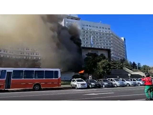Se incendió el polígono de tiro del principal edificio de la Armada Argentina (Captura de video).