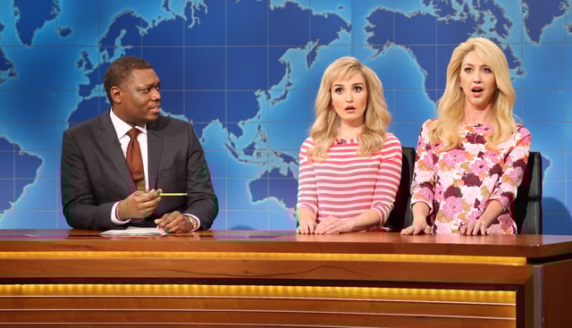 SATURDAY NIGHT LIVE -- Megan Thee Stallion Episode 1829 -- Pictured: (l-r) Anchor Michael Che with Chloe Fineman as Debbie Hole and Heidi Gardner as Stacey Bussy during Weekend Update on Saturday, October 15, 2022 -- (Photo by: Will Heath/NBC via Getty Images)