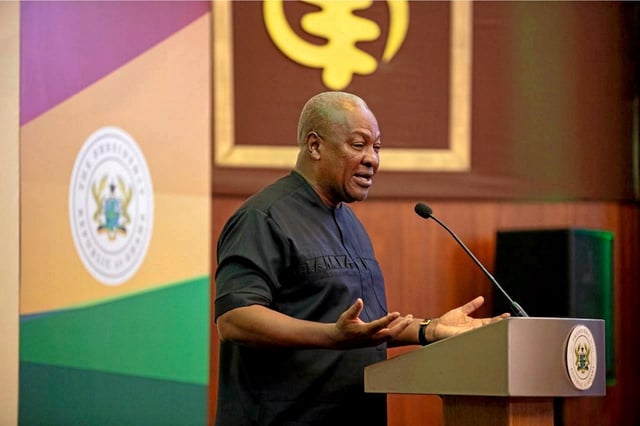 Le président ghanéen, John Dramani Mahama, s’exprime devant la presse à Jubilee House, à Accra, le mercredi 10 septembre 2025. Lors de cette conférence, il a annoncé l’accueil par le Ghana de ressortissants ouest-africains expulsés des États-Unis, une décision assumée au nom de la libre circulation régionale au sein de la Communauté des États de l’Afrique de l’Ouest (Cedeao). 
