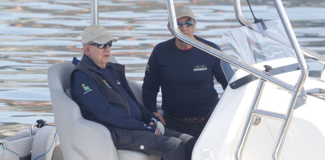 El rey Juan Carlos I salió a navegar en su primer día en Sanxenxo. |  Europa Press