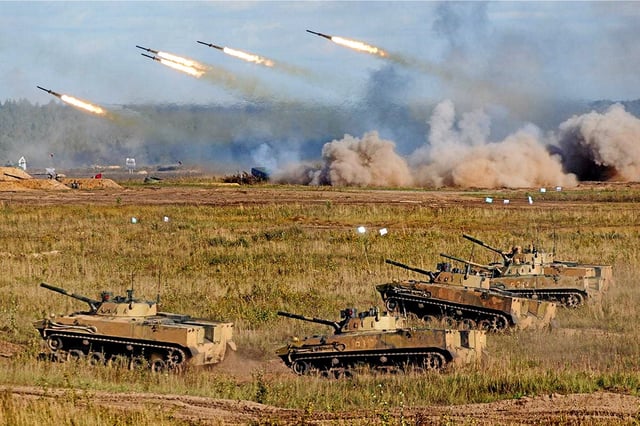 L'exercice Zapad, ici l'édition 2021, est une série de manœuvres militaires conjointes entre les forces russes et biélorusses  régulièrement organisées depuis 2009.    
