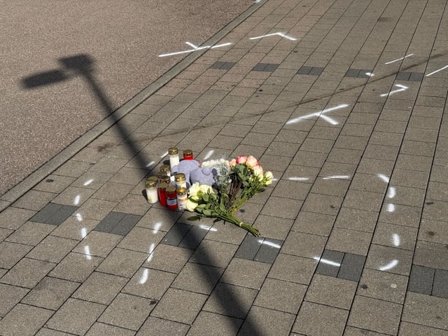 Baden-Württemberg, Niedernhall: Markierungen mit Sprühfarben und Trauerbekundungen sind auf einem Parkplatz zu sehen.
