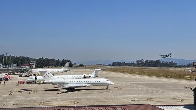 Un avión de Binter despegando del aeropuerto de Vigo.