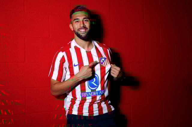 El argentino Nicolás González posa con la camiseta de Atlético de Madrid, su nuevo club
