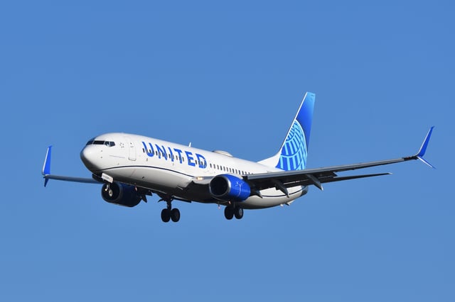 A United Boeing 737-800 in Tokyo. (Photo: Shutterstock | viper-zero)
