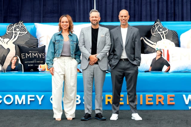 Les producteurs Jeannae Rouzan-Clay (G) et Jesse Collins (D), et le présentateur Nate Bargatze (M), assistent à une présentation des Emmys destinée à la presse au Peacock Theater de Los Angeles, en Californie, le 11 septembre 2025