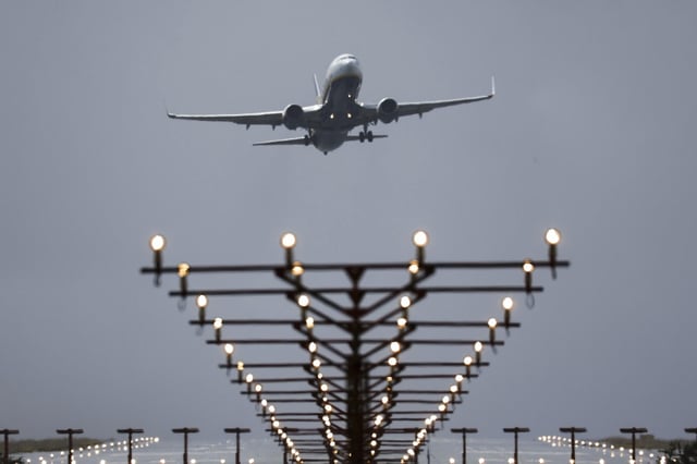 Las aerolíneas de bajo coste se lanzan a absorber el millón de asientos que deja Ryanair.