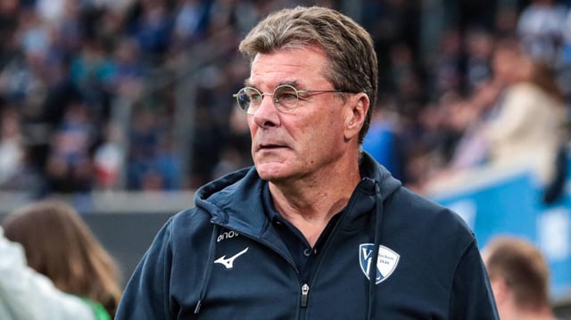 Dieter Hecking, Trainer des VfL Bochum, beim Auswärtsspiel in Paderborn.