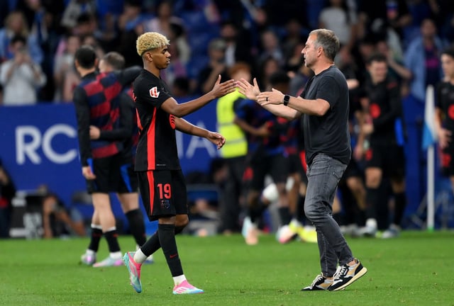 Lamine Yamal ​​estrecha la mano de Hansi Flick, entrenador de Barcelona, ​en un partido de la Liga de España; este domingo no podrá contar con su estrella el DT