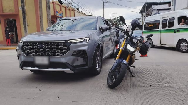El accidente dejó como saldo daños materiales valuados en más de 30 mil pesos, aunque afortunadamente el policía resultó ileso