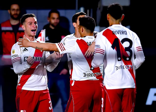 El festejo de Giuliano Galoppo para el primer gol de River ante Estudiantes en el estadio platense
