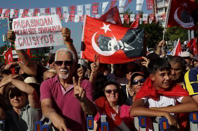 Supporters of main opposition Republican People's Party (CHP) attend a rally, a day before a court is set to rule on whether to annul the party's last general congress and unseat its leader Ozgur Ozel, in Ankara, Turkey, September 14, 2025. REUTERS/Umit Bektas