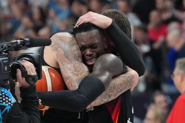 Am Ziel der Träume: Dennis Schröder wird von seinen Gefühlen überwältigt und von Daniel Theis umarmt.