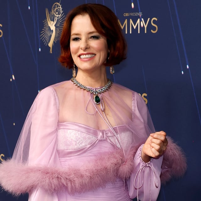 parker posey 2025 emmys red carpet 