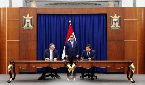This photo provided by Hyundai Engineering & Construction Co. shows Ryu Seong-an (R), head of the plant business division at Hyundai E&C, Patrick Jean Pouyanne (L), CEO of TotalEnergies, and Iraqi Prime Minister Mohammed Shia' Al-Sudani during a signing ceremony at the prime minister's office in Baghdad, Iraq, on Sept. 14, 2025. (PHOTO NOT FOR SALE) (Yonhap)