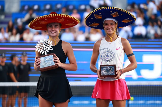 Tennis - WTA 500 - Guadalajara Open - Panamerican Tennis Center, Guadalajara, Mexico - September 14, 2025 Iva Jovic of the U.S. celebrates with the trophy after winning the Guadalajara Open alongside runner-up Colombia's Emiliana Arango REUTERS/Raquel Cunha