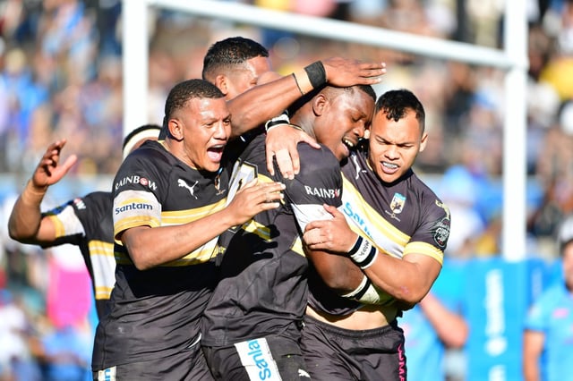 WELLINGTON, SOUTH AFRICA - AUGUST 17: Khwezi Mafu of Sanlam Boland Cavaliers celebrates scoring a try with team mates during the Carling Currie Cup match between Sanlam Boland Cavaliers and Vodacom Bulls at Sanlam Boland Stadium on August 17, 2025 in Wellington, South Africa. (Photo by Grant Pitcher/Gallo Images)