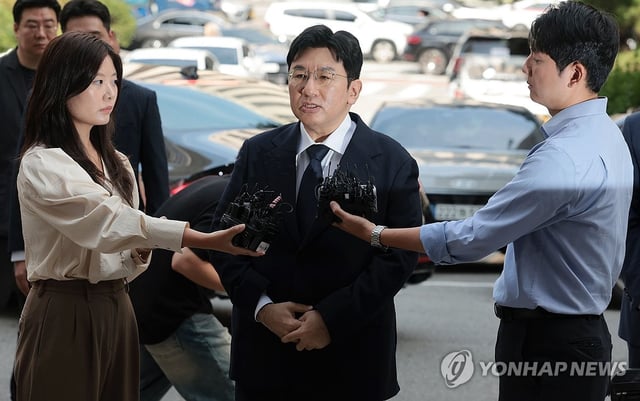Bang Si-hyuk (C), chairman and founder of K-pop powerhouse Hybe, appears at Seoul Metropolitan Police's Mapo office in western Seoul on Sept. 15, 2025, to undergo questioning over alleged unfair stock trading. (Yonhap)