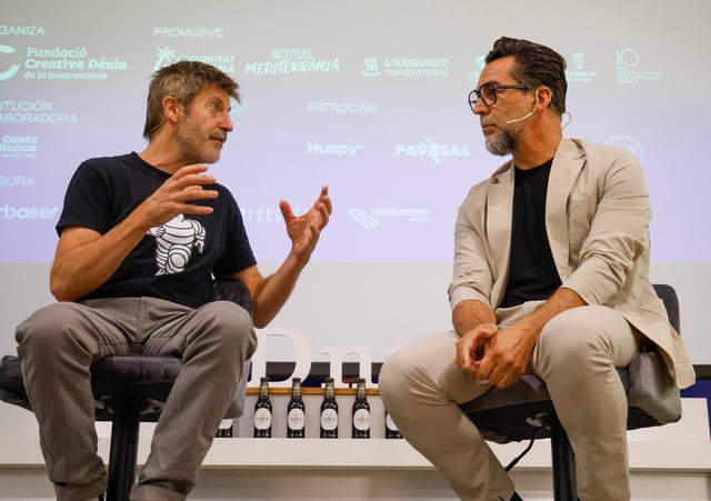 Paco Roca, a la izquierda, y Quique Dacosta, a la derecha, durante la presentación del festival Dna, este lunes en València.