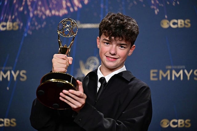 El joven actor británico Owen Cooper, protagonista de la miniserie Adolescencia, hizo historia en la ceremonia de los premios Emmy