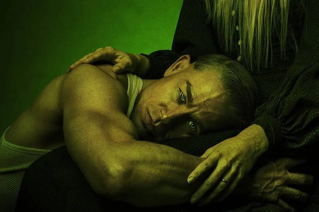 Charlie Hunnam, caracterizado como Ed Gein, un criminal con una fijación enfermiza con su madre. (Netflix)