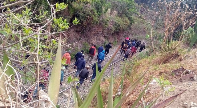 Protestas y bloqueos por la administración de la vía Hiram Bingham obligan a operador ferroviario a interrumpir servicio de trenes, dejando en el aire a miles de turistas nacionales y extranjeros.