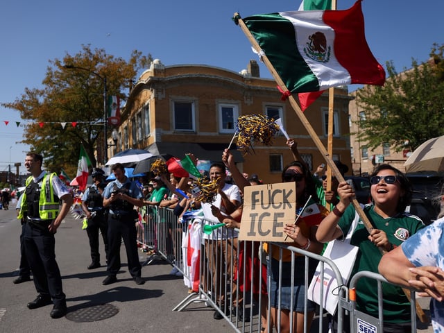 CHICAGO (USA), 14/09/2025.- A person waves a Mexican flag during the Mexican Independence Day parade in Chicago, Illinois, USA, 14 September 2025. The parade, which had initially been cancelled due to the increased presence of Immigration and Customs Enforcement (ICE) agents in the city, is taking place with volunteers stationed along the route carrying radios, cellphones and whistles to quickly report on any issues. EFE/EPA/ABEL URIBE