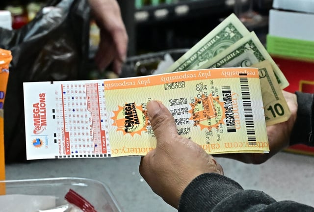Revisa esta nota para que descubras si una persona puede reclamar su premio mayor del Mega Millions de manera anónima. (Foto: Frederic J. BROWN / AFP)
