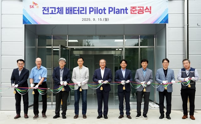 SK On President Lee Seok-hee (C) poses for a photo with officials at the company's pilot plant in Daejeon, about 140 kilometers south of Seoul, on Sept. 15, 2025, in this photo released by the firm on Sept. 16. (PHOTO NOT FOR SALE) (Yonhap)